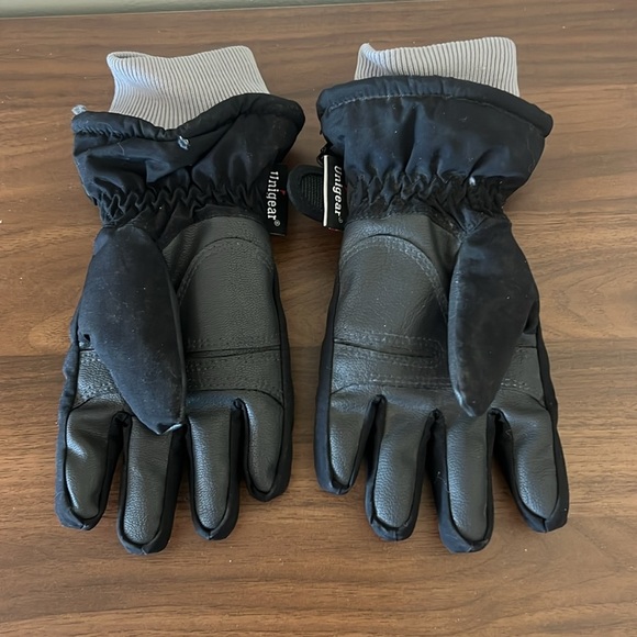 Kids Black Winter Gloves - Picture 2 of 5